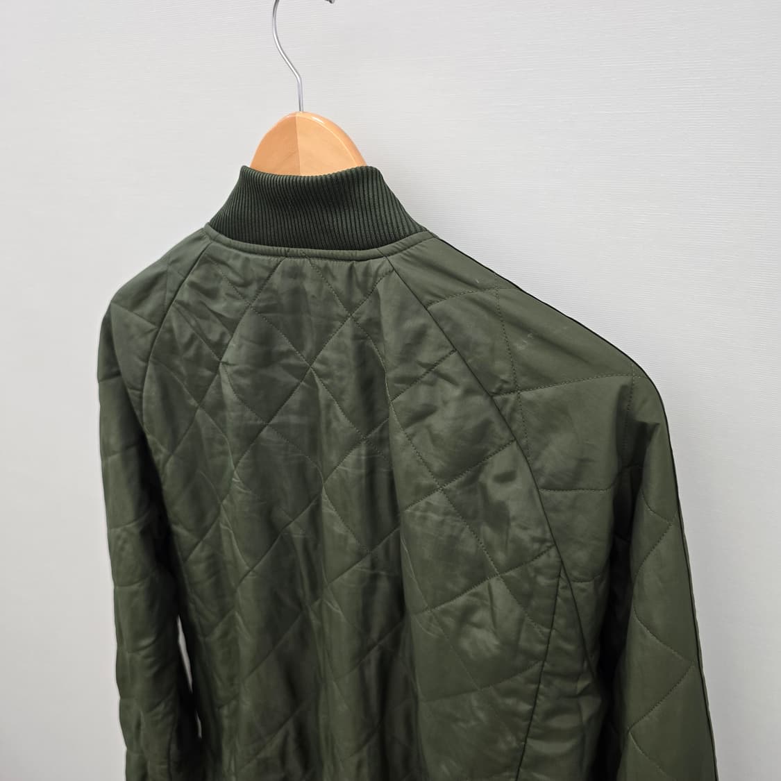 아디다스 퀼팅 봄버 자켓 카키색 상품이미지7