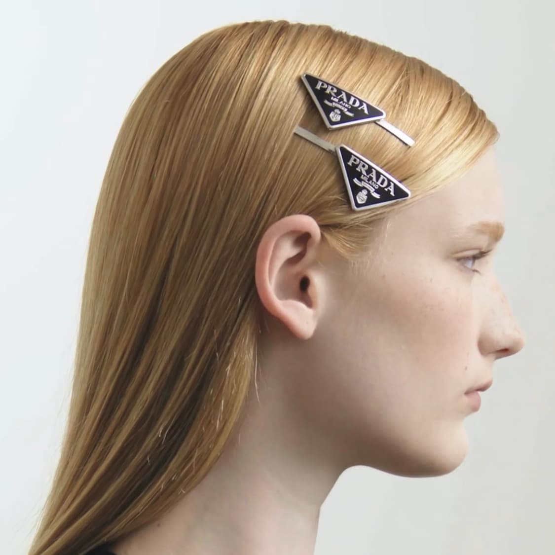[ONE SIZE] 프라다 삼각로고 메탈 클립 헤어핀 블랙 상품이미지5