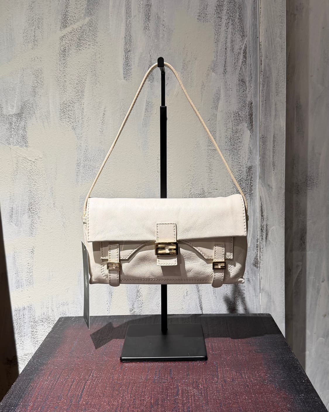 펜디 화이트 레더 바게트 숄더백 상품이미지1