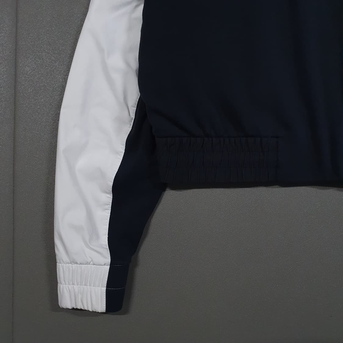 나이키 신형 NSW 아이콘 클래쉬 크롭 맨투맨 스웻셔츠 검흰 범고래 여성 상품이미지4