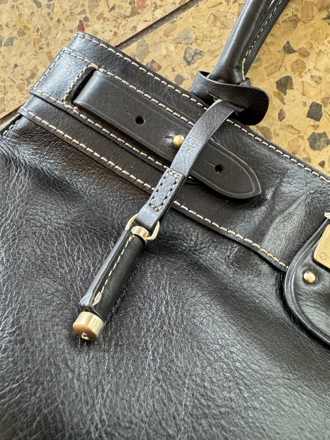 Liz Claiborne 리즈클레이본 버클 디테일 스티치 레더 백 상품이미지4