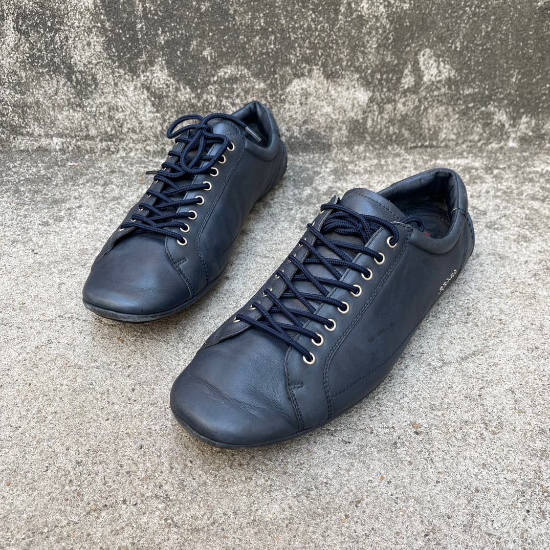 [9UK] Prada 레더 로우탑 스니커즈 네이비 (270~275) 상품이미지1