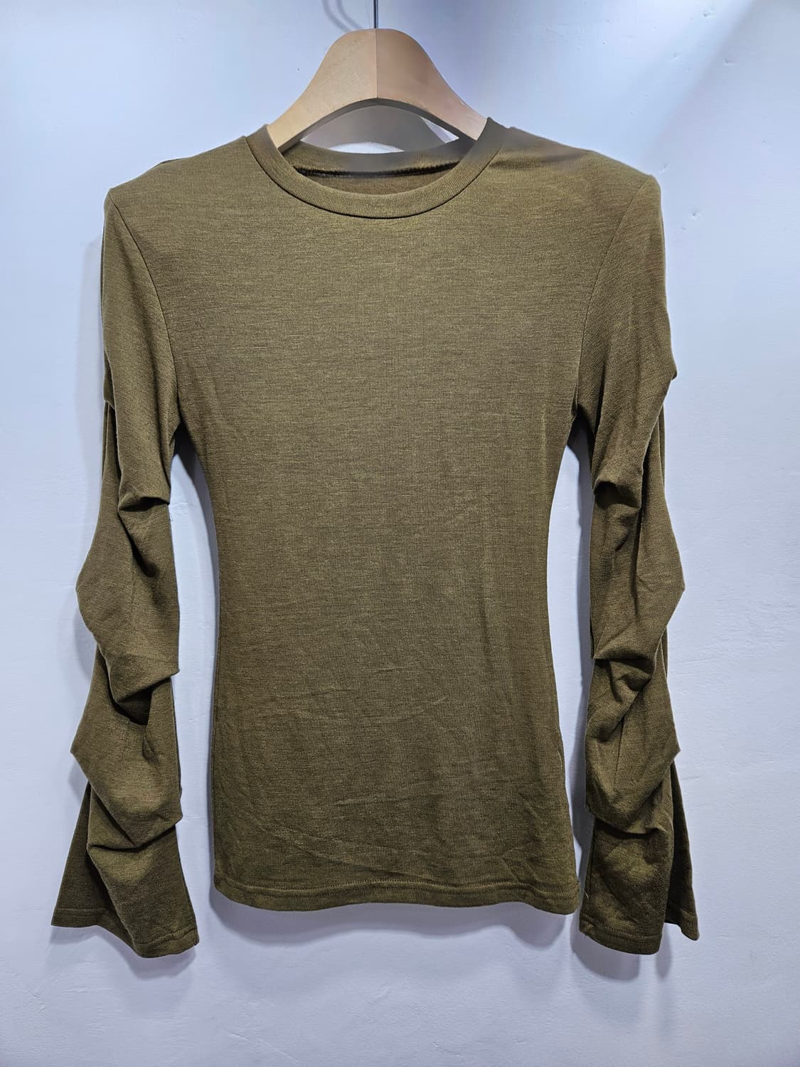 카키색 어깨패드 긴팔 셔링 티셔츠 [미사용] 상품이미지3