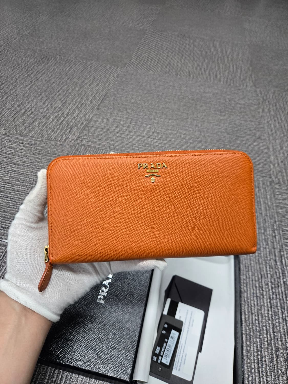 [특가][정품] 프라다 지퍼돌이 장지갑 상품이미지1