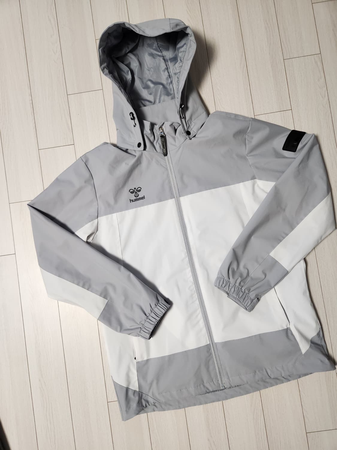 험멜 바람막이 사이즈100 (새상품급,미사용)

오염 하자 없이 깨끗해요 상품이미지1