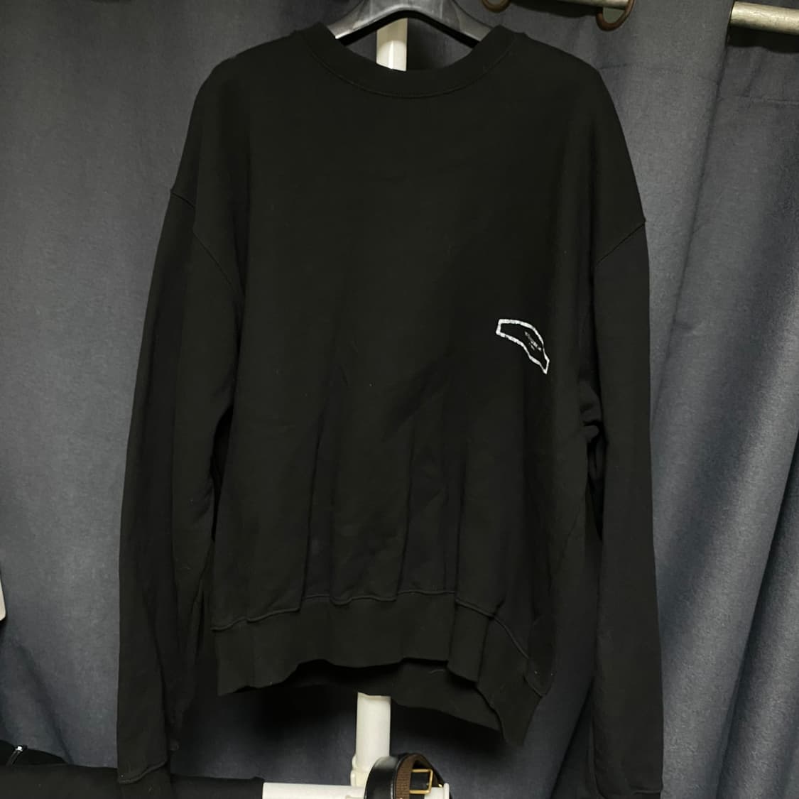 우영미 백 로고 맨투맨 블랙 48 상품이미지1