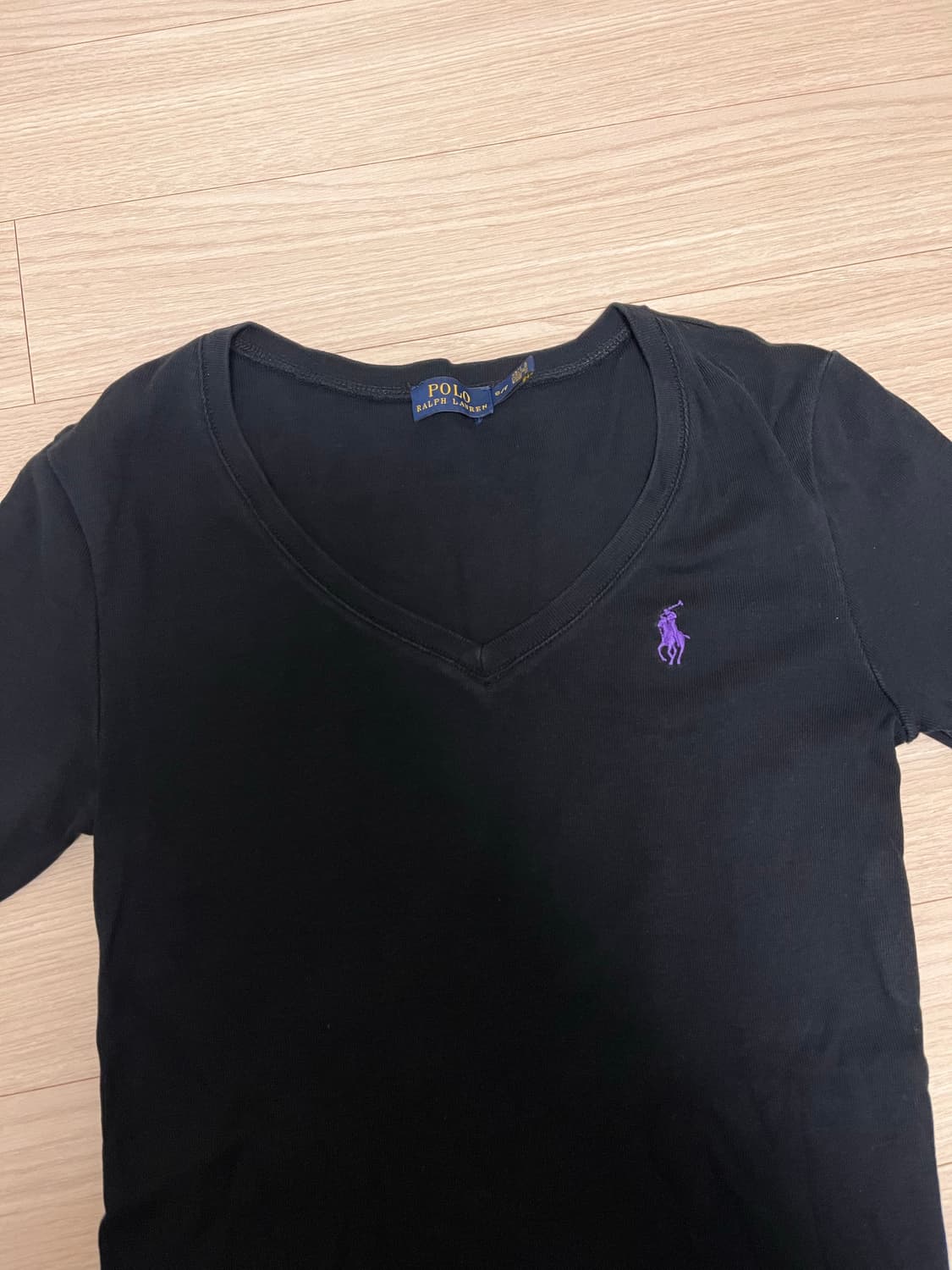 폴로 브이넥 긴팔티 블랙 퍼플포니 상품이미지1