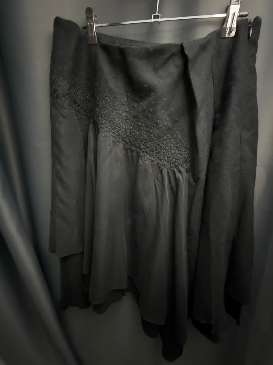 디테일 블랙 언발 미디스커트 상품이미지4