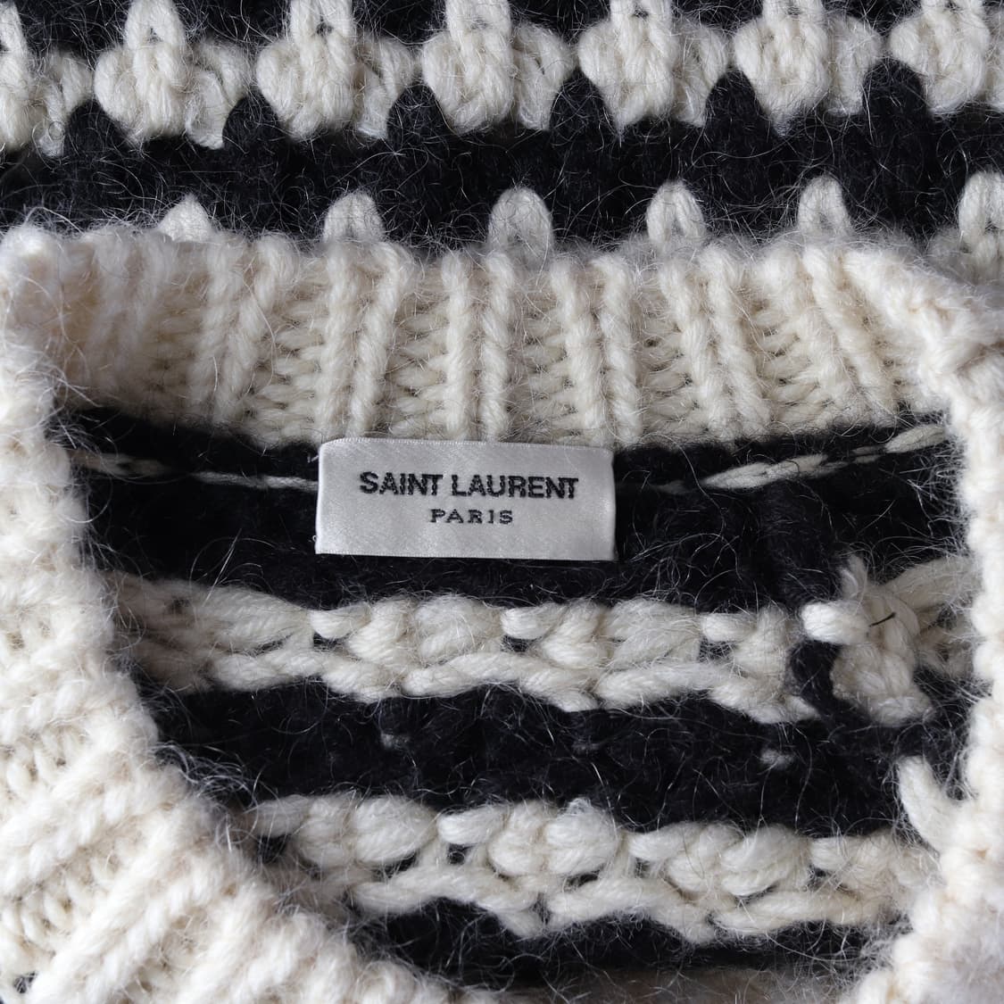 생로랑 스트라이프 다이아몬드 패턴 울 알파카 크루넥 니트 스웨터 상품이미지3