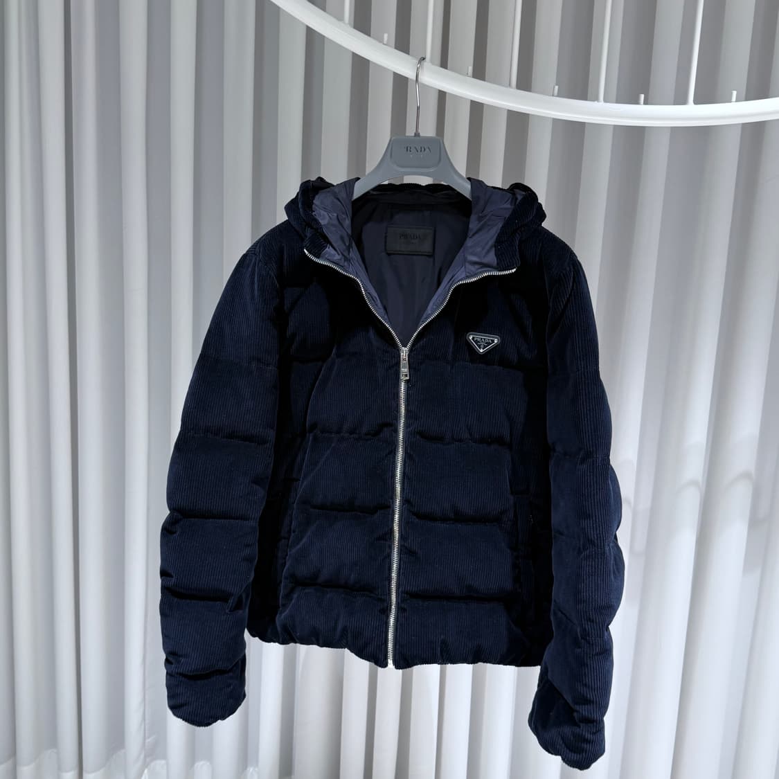 48 / 프라다 코듀로이 네이비 후드 숏패딩 상품이미지2
