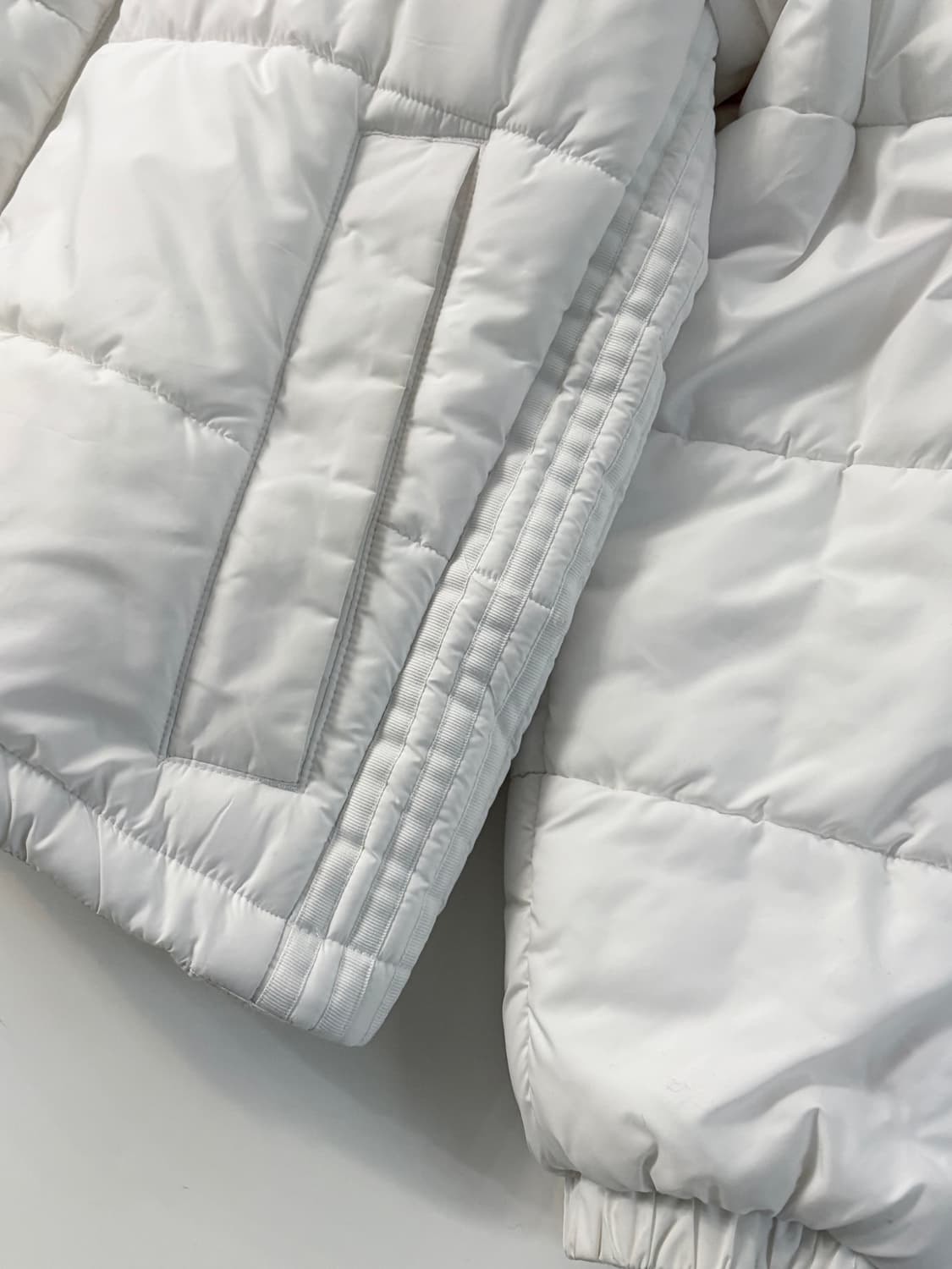 Adidas 아디다스 화이트컬러 와펜 패딩 자켓 상품이미지3