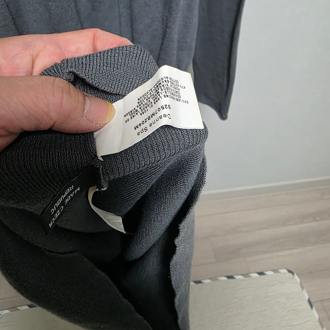 엠포리오 알마니 그레이 색상  홀더넥 긴팔 원피스 그레이 상품이미지9