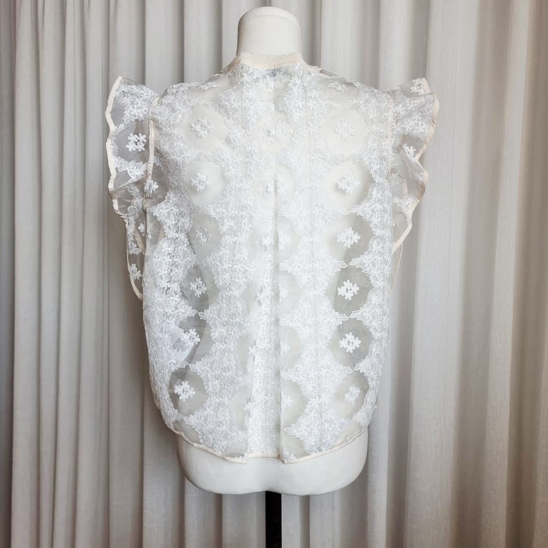 안팔렸으면 하는 마음으로 올리는 산드로 레이스자수 시스루 블라우스 상품이미지7