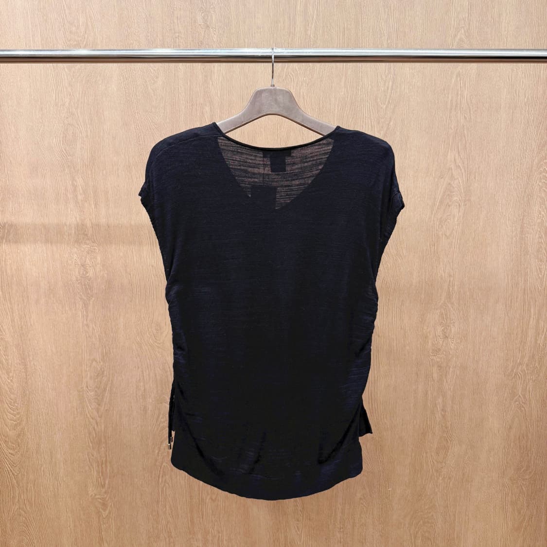 도나카란 브이넥 시스루 니트 반팔 탑 드레이프 셔링 디테일 블랙 상품이미지3