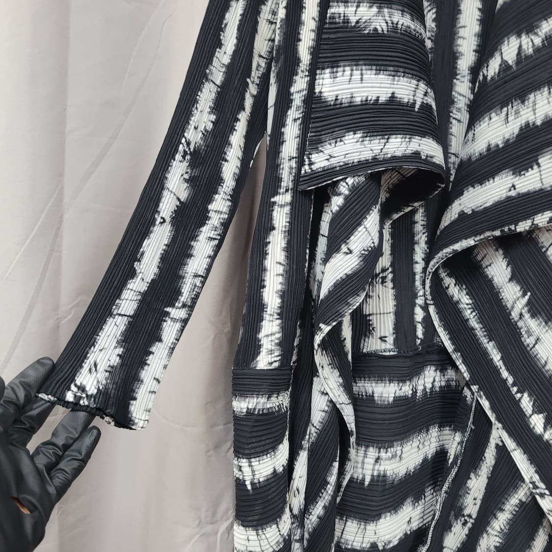 블랙 화이트 주름가디건 상품이미지3