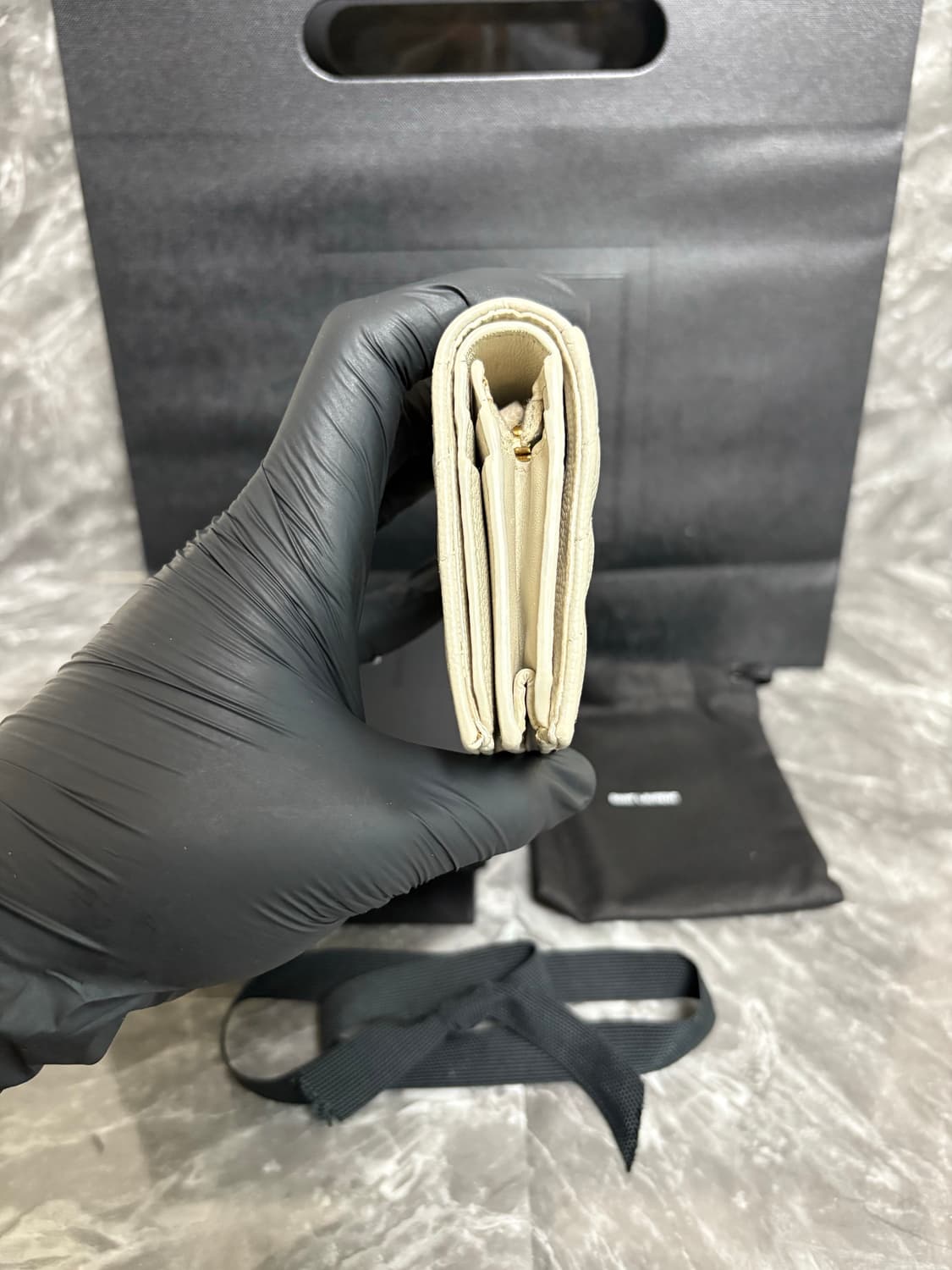 입생로랑 마틀라세 금장로고 반지갑 상품이미지6