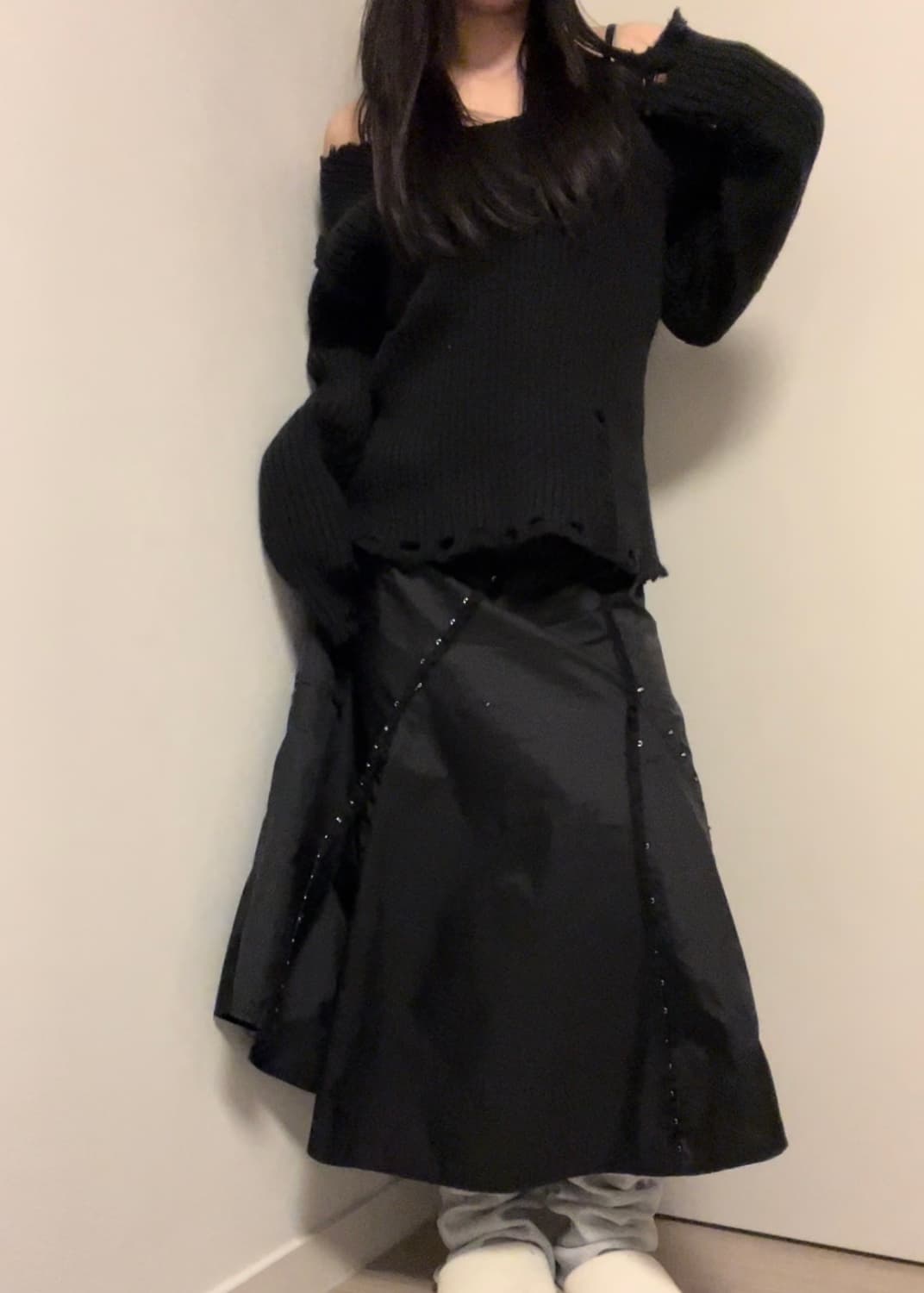 V neck black grunge knit 상품이미지3