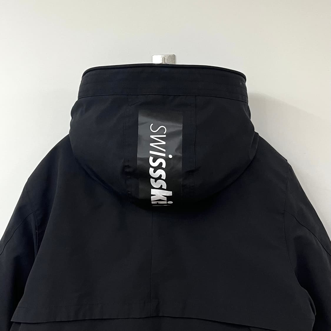 데상트 스위스 스키팀 레플리카 미드 다운 패딩 자켓 상품이미지4