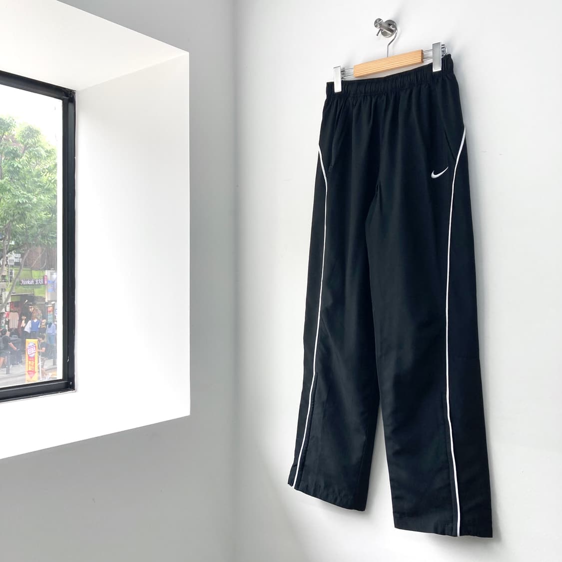 나이키 스우시 사이드 아치 라인 블랙 우븐 팬츠 상품이미지5