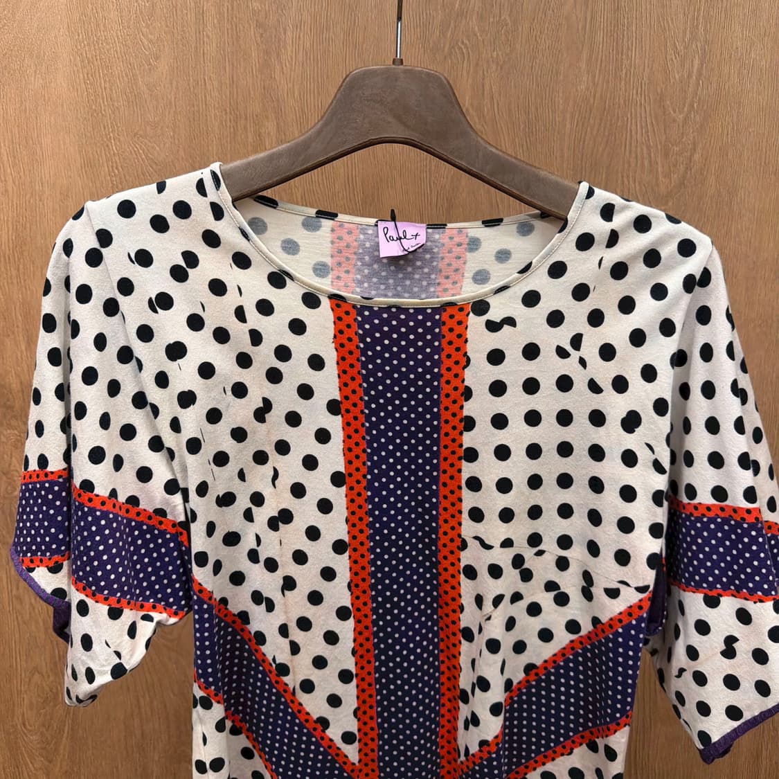 폴스미스 반팔 티셔츠 슬릿 슬리브 도트 패턴 라운드넥 디테일 베이지 상품이미지4