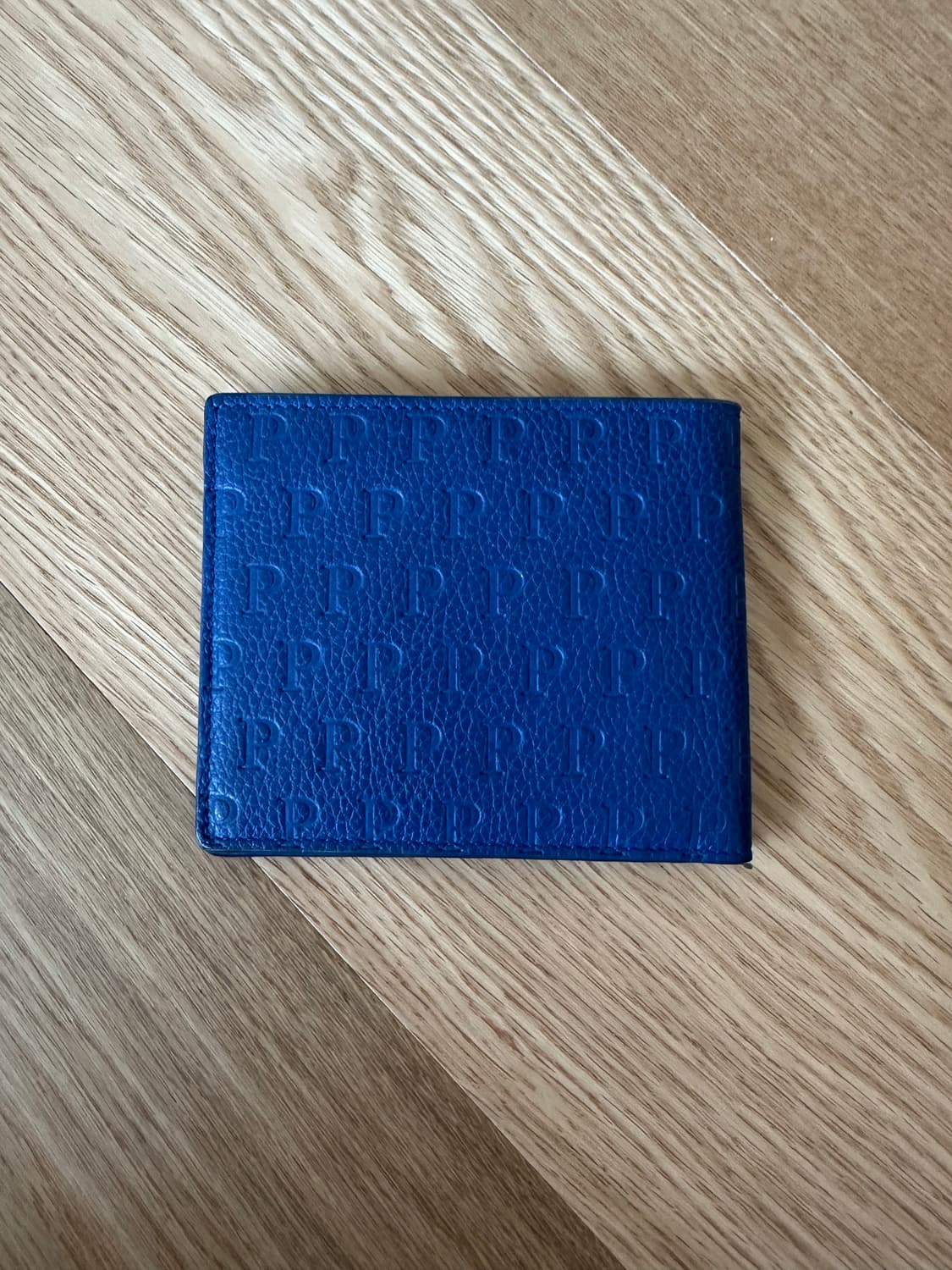 팔라스 P 엠보스 빌 폴드 지갑 네이비 블루 - 21FW 상품이미지2