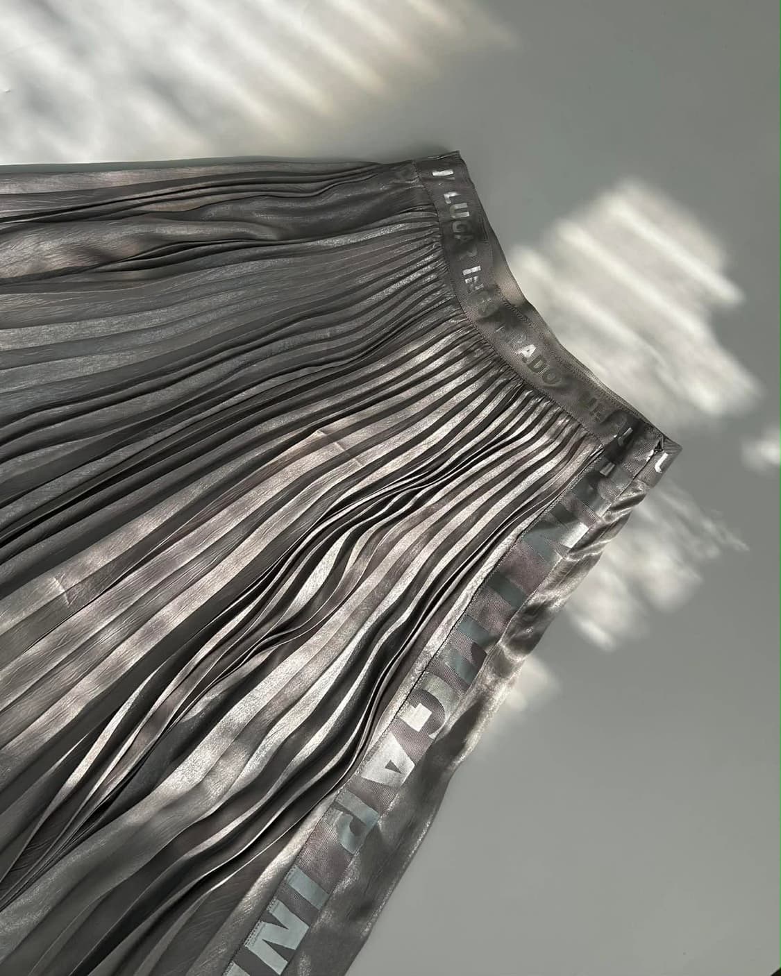 타임 포스트모던 한섬 레터링 디테일 플리츠 스커트 상품이미지4