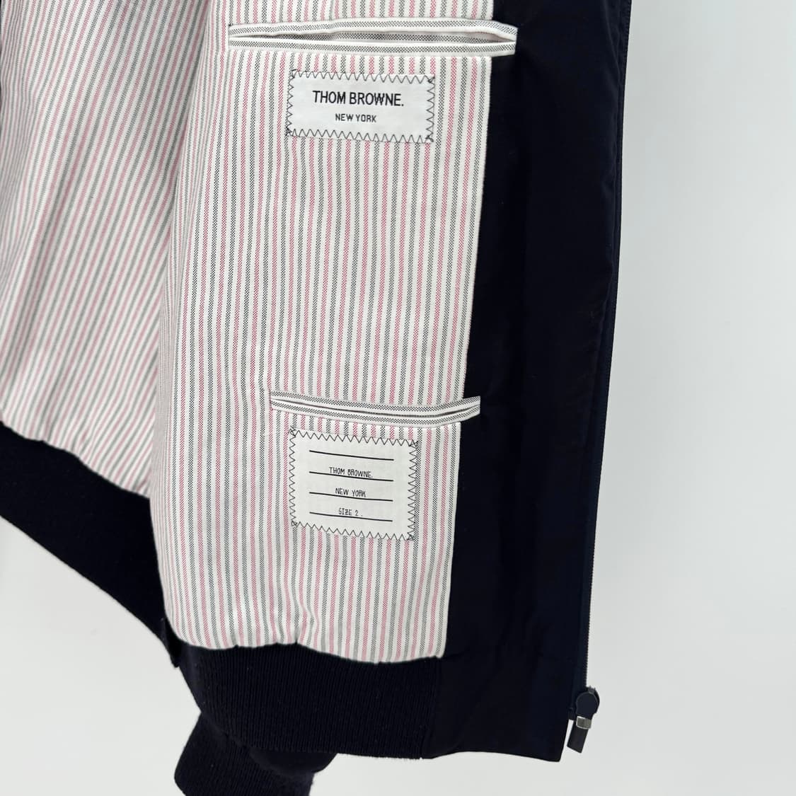 [2사이즈] 톰브라운 사선완장 블루종 봄버 자켓 네이비 (MJO030A) 상품이미지7