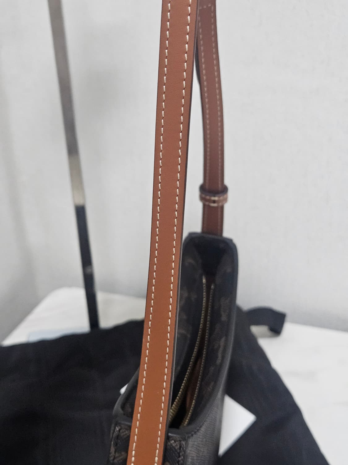 [새상품급] 셀린느 틸리백 Black tan Medium Size  상품이미지7