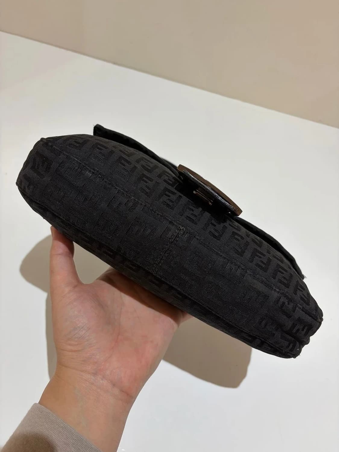 펜디 FENDI 아이코닉 주카 캔버스 바게트 백 Q1568 상품이미지8