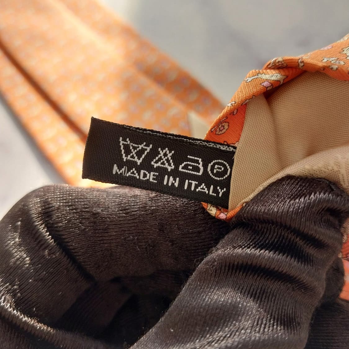 페라가모 실크 오렌지 플라워&크랩 넥타이 8.1cm A등급 K1505
 상품이미지10