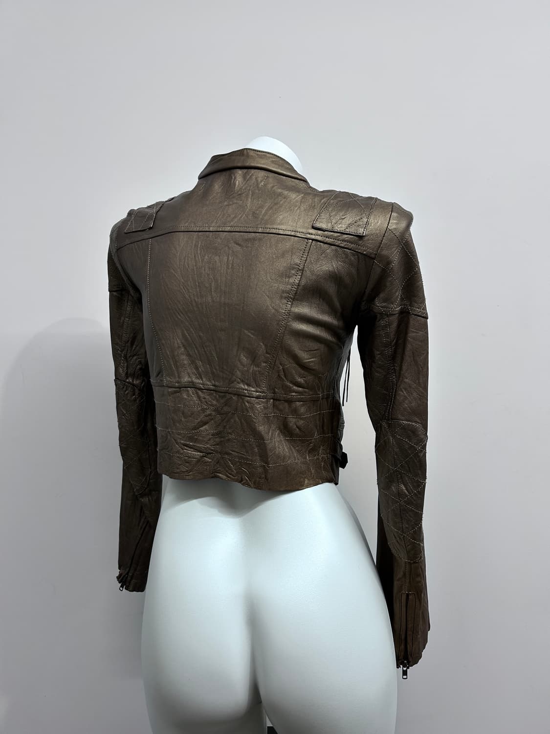 골드 코팅 램스킨 비대칭 크롭 자켓 상품이미지4