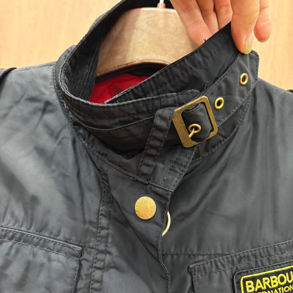 바버 하이넥 자켓 멀티 포켓 로고 자수 패치 슬리브 지퍼 디테일 블랙 상품이미지7