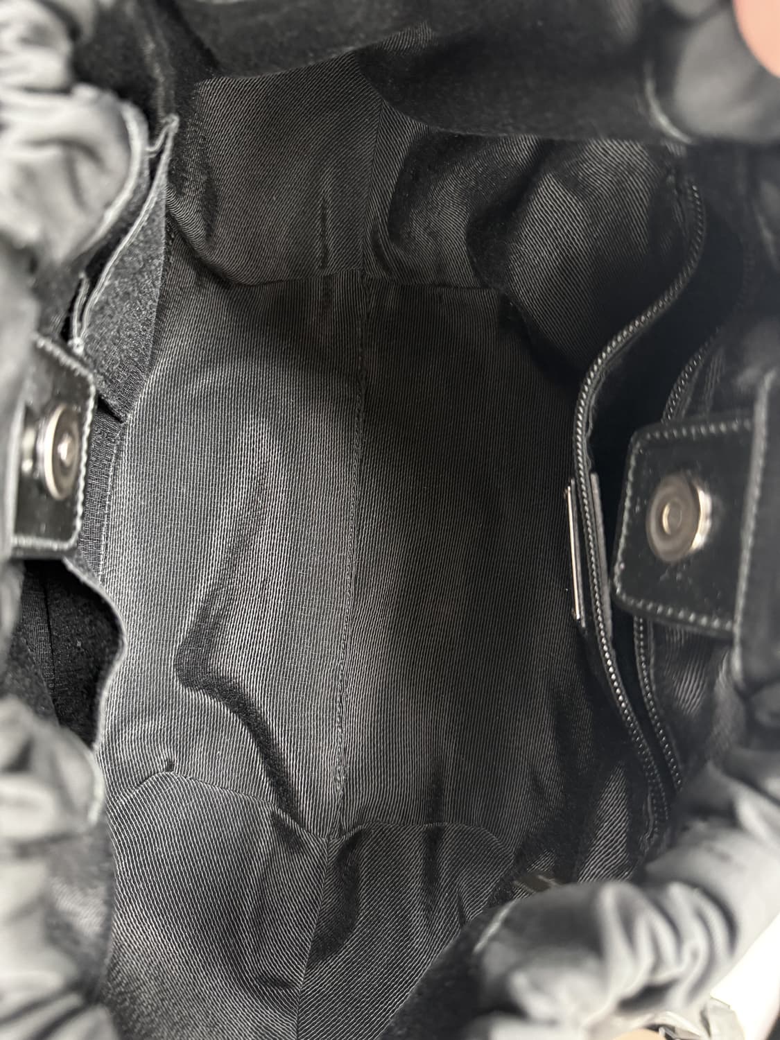 페라가모 바라보우 나일론 셔링 호보백 상품이미지7