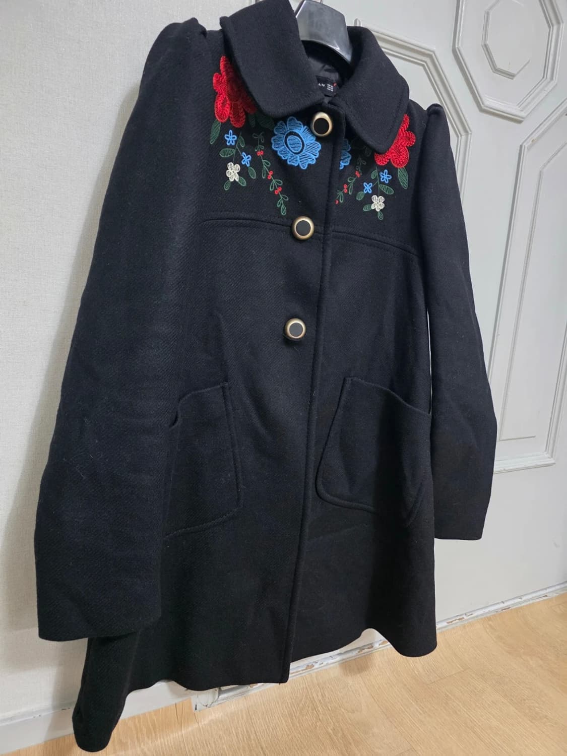 자라 블랙 숄더 포인트 자수 카라 코트 상품이미지5