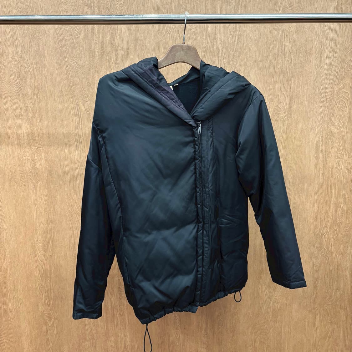 도나카란 뉴욕 다운 점퍼 언발란스 집업 밑단 스트링 디테일 레귤러핏 블랙 상품이미지2