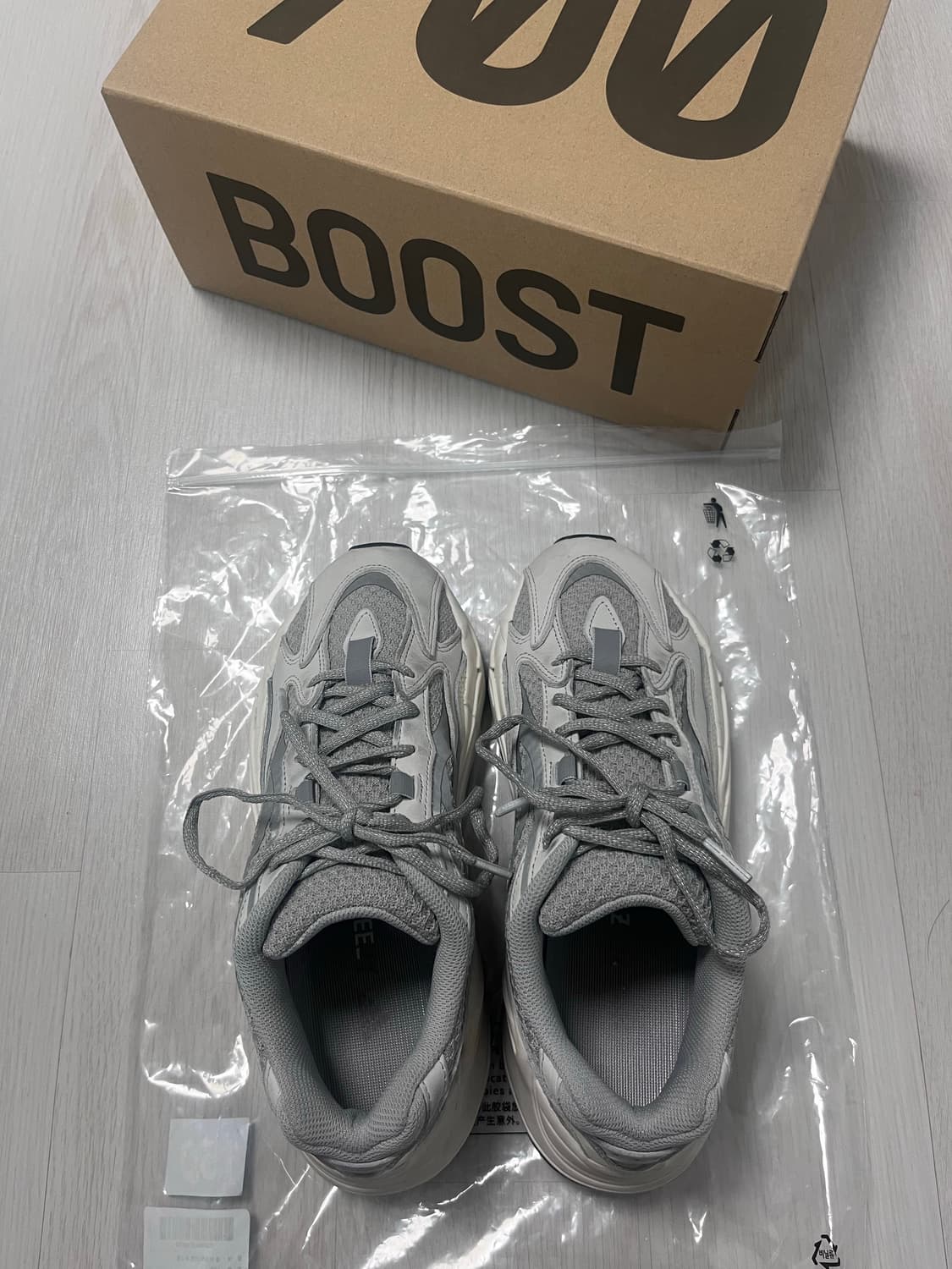 255 아디다스 이지부스트 700 V2 스태틱 상품이미지1