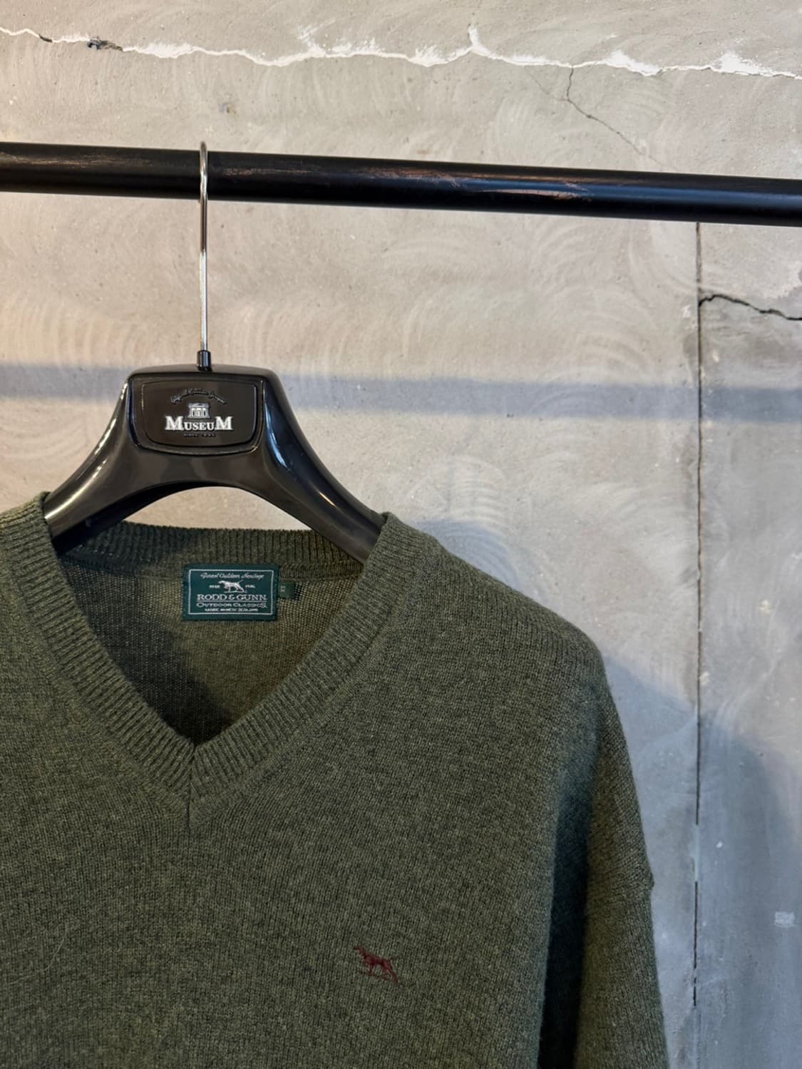 로드앤건 브이넥 니트 100 상품이미지4