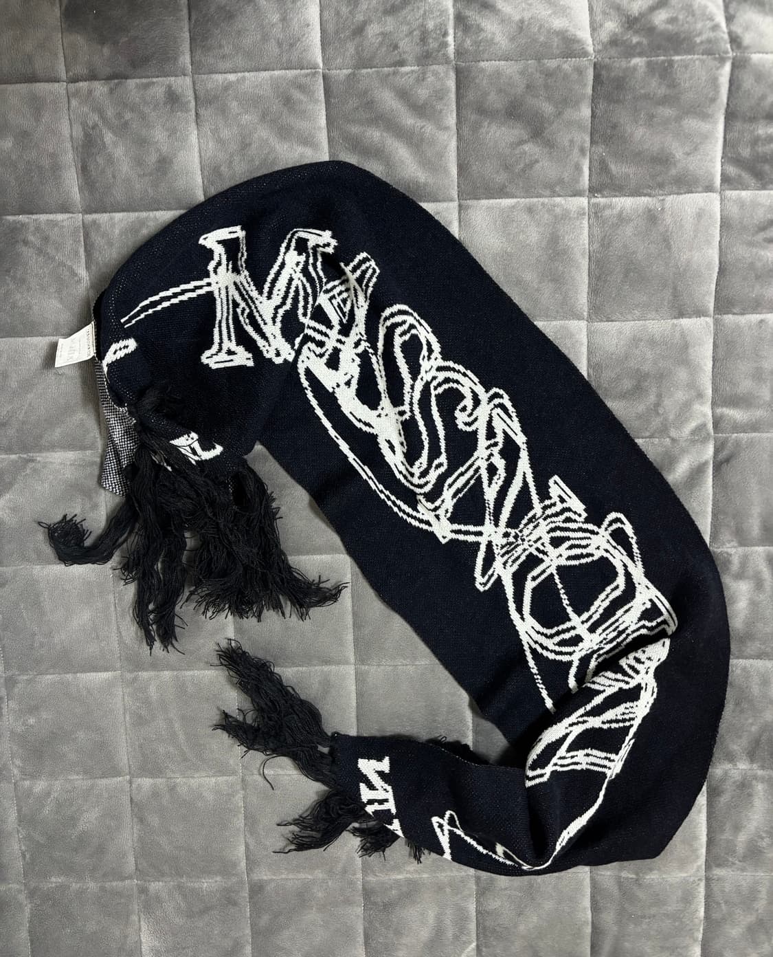 매스노운 레터링 테슬 머플러 블랙 상품이미지2