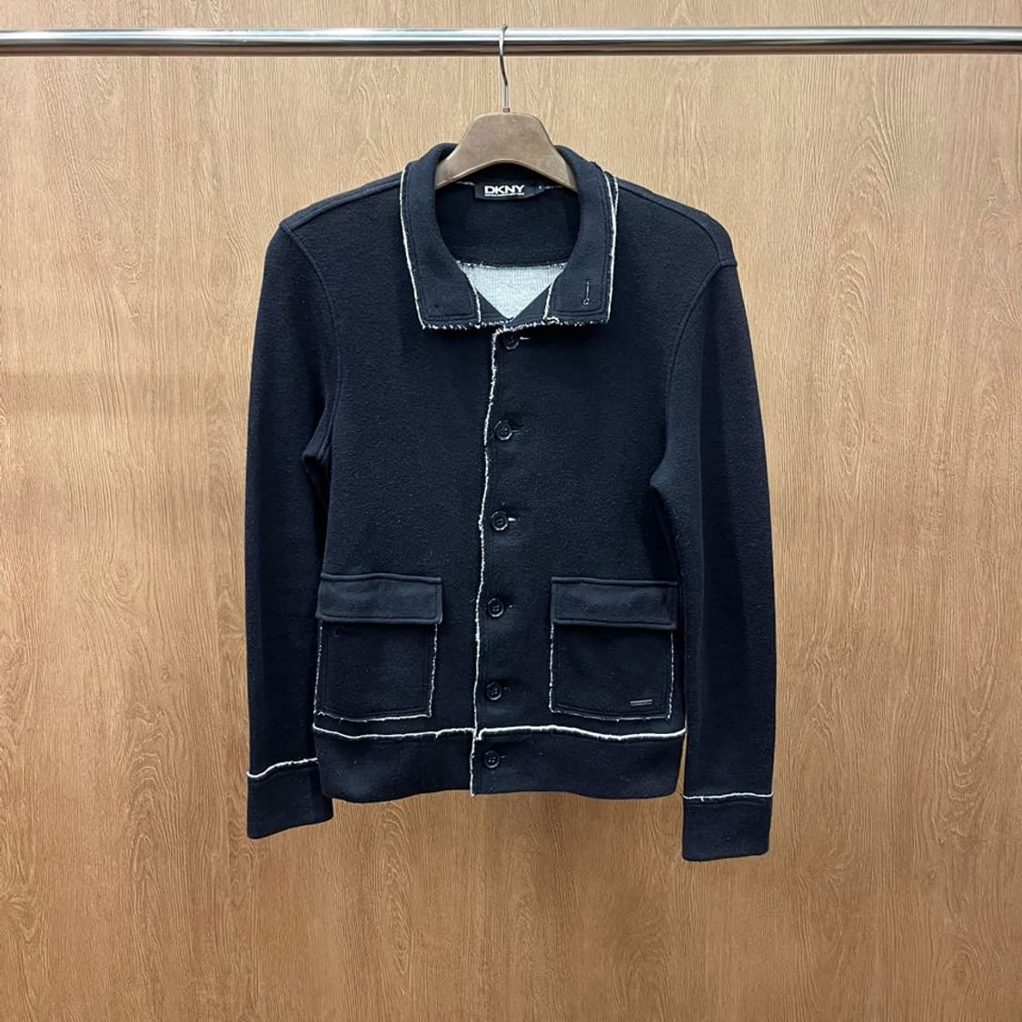 도나카란 뉴욕 코튼 니트 가디건 화이트 배색 스티치 포켓 디테일 블랙 상품이미지2