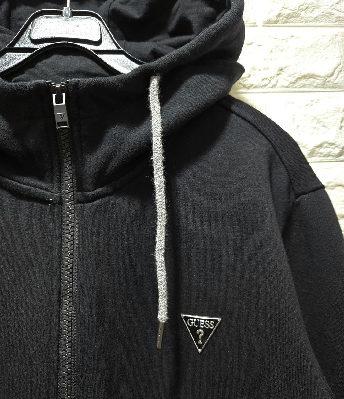 게스 시그니처 역삼각 메탈로고 스웻 후드집업 100 상품이미지4