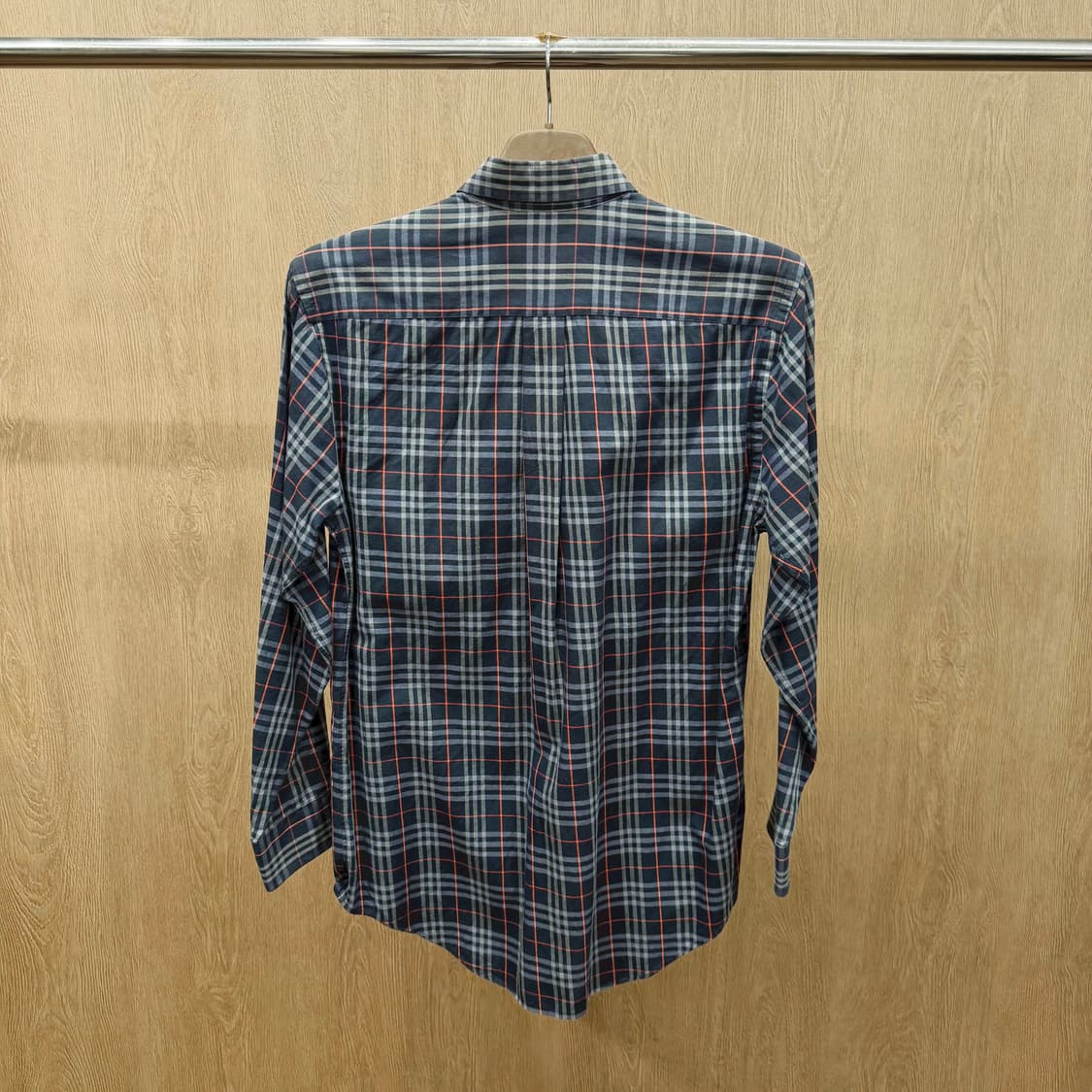 버버리 런던 코튼 긴팔 셔츠 체크 패턴 포켓 로고 자수 디테일 딥 네이비 상품이미지3