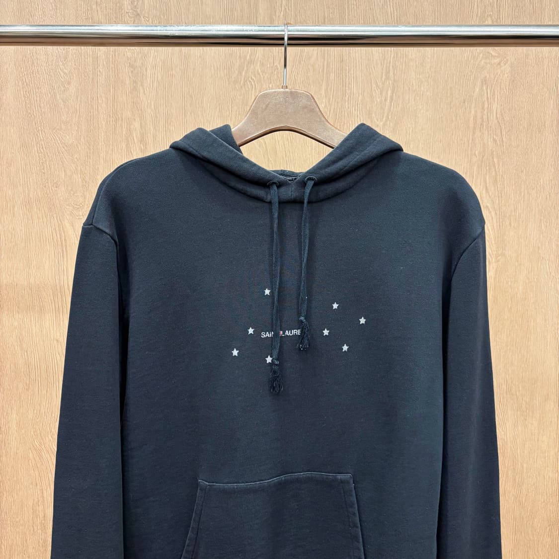 생로랑 파리 긴팔 후드 티셔츠 스타 서클 로고 프린트 포켓 디테일 블랙 상품이미지4