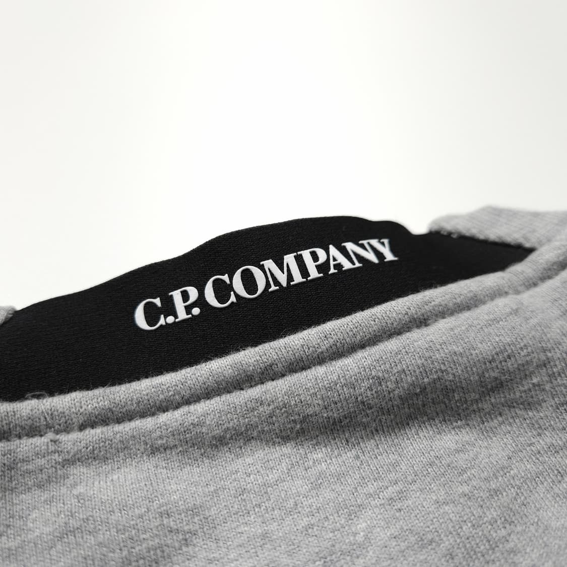 CP컴퍼니 렌즈 와펜 그레이 맨투맨 (XL) 상품이미지4