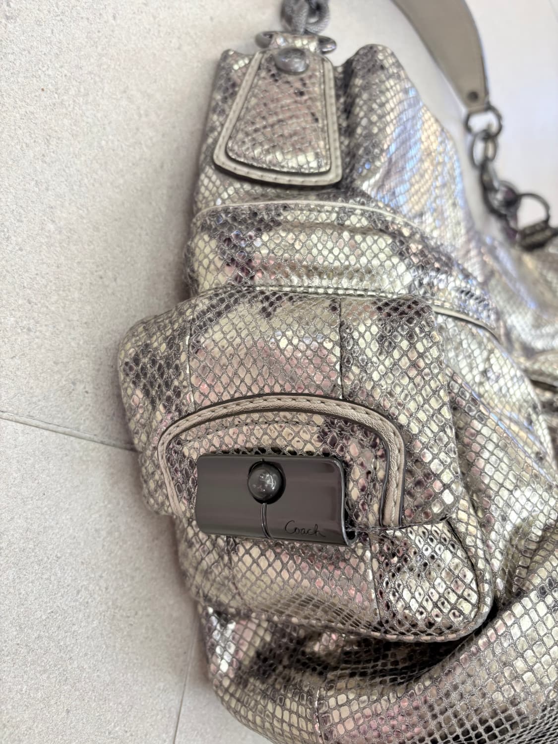 코치 뱀피 갸루 숄더백 상품이미지3