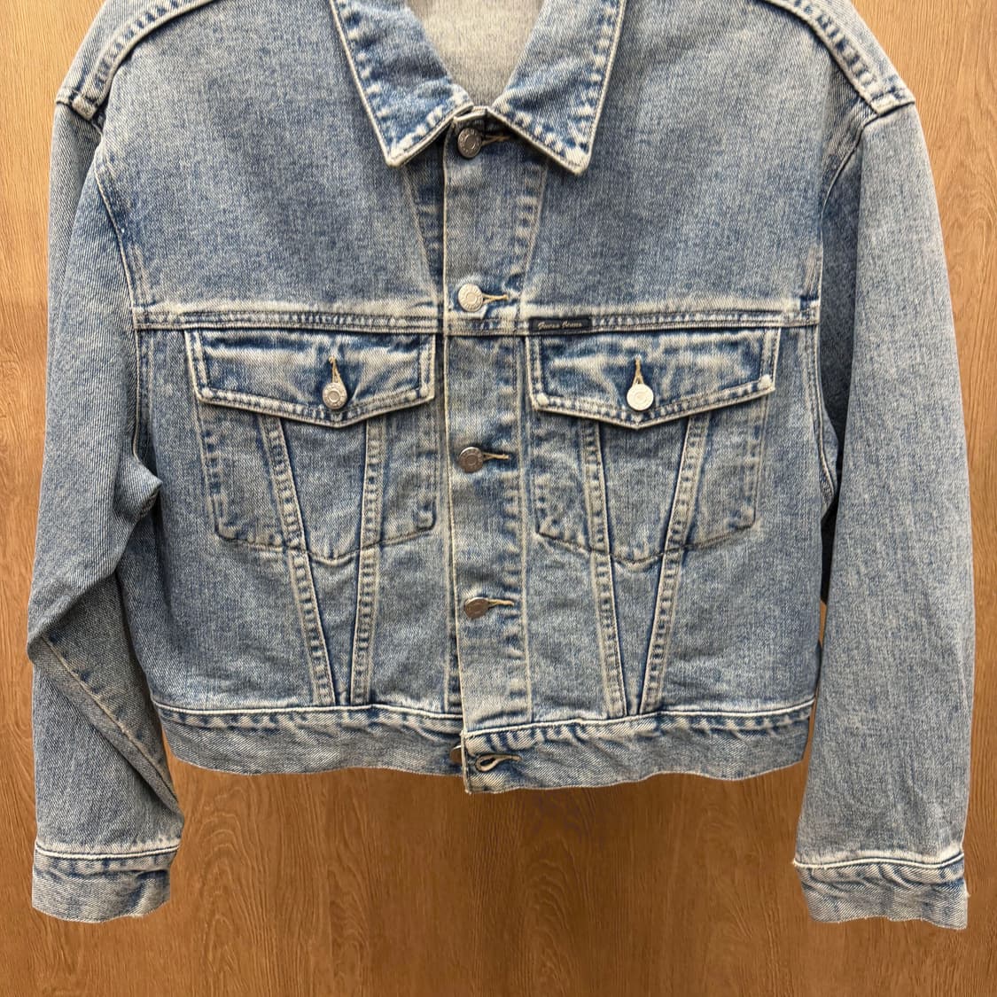 게스 데님 자켓 크롭 핏 포켓 버튼 워싱 스티치 디테일 블루 상품이미지5