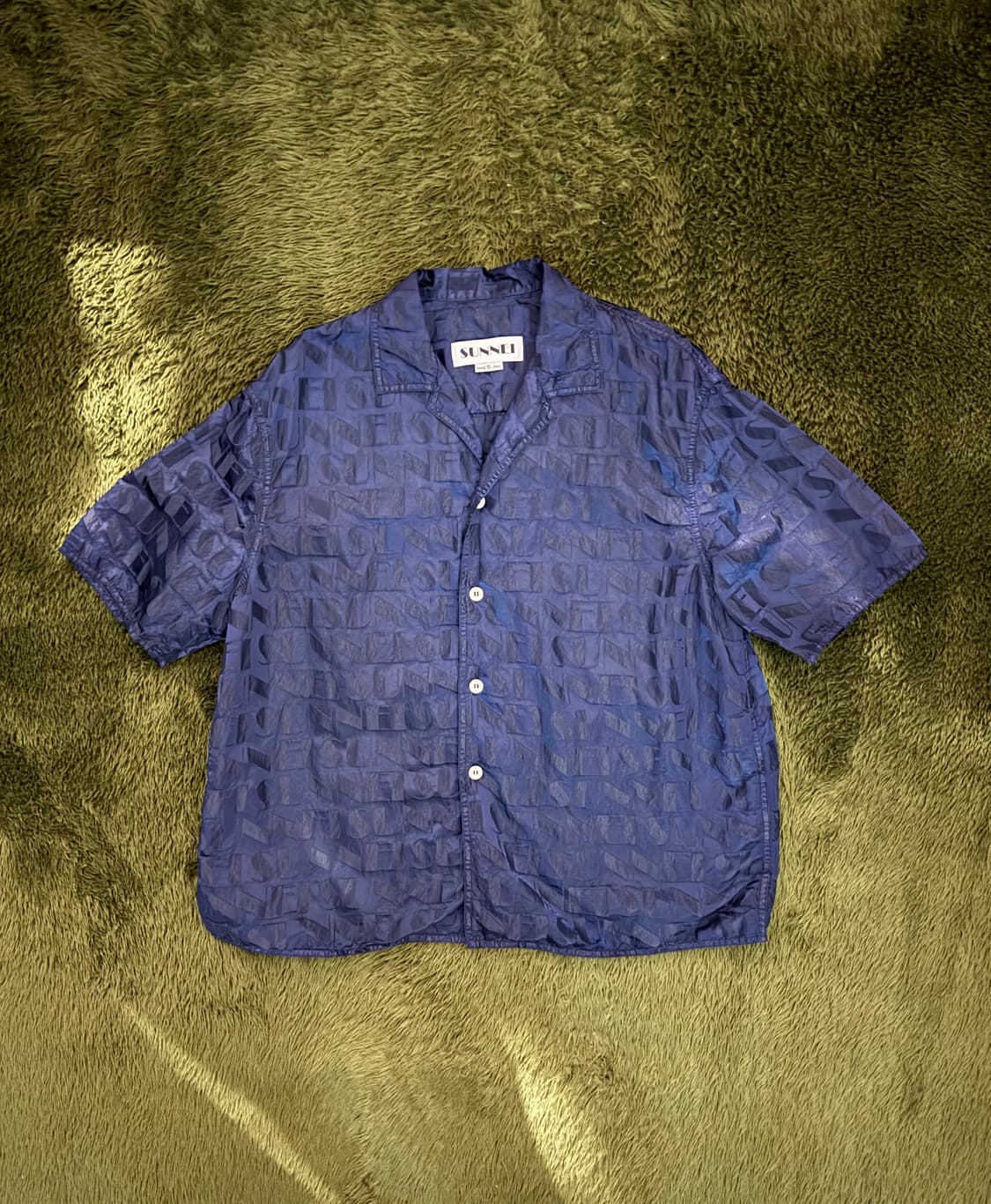 [XL] SUNNEI 써네이 엠보스드 로고 프린트 오픈카라 하프 셔츠 상품이미지1