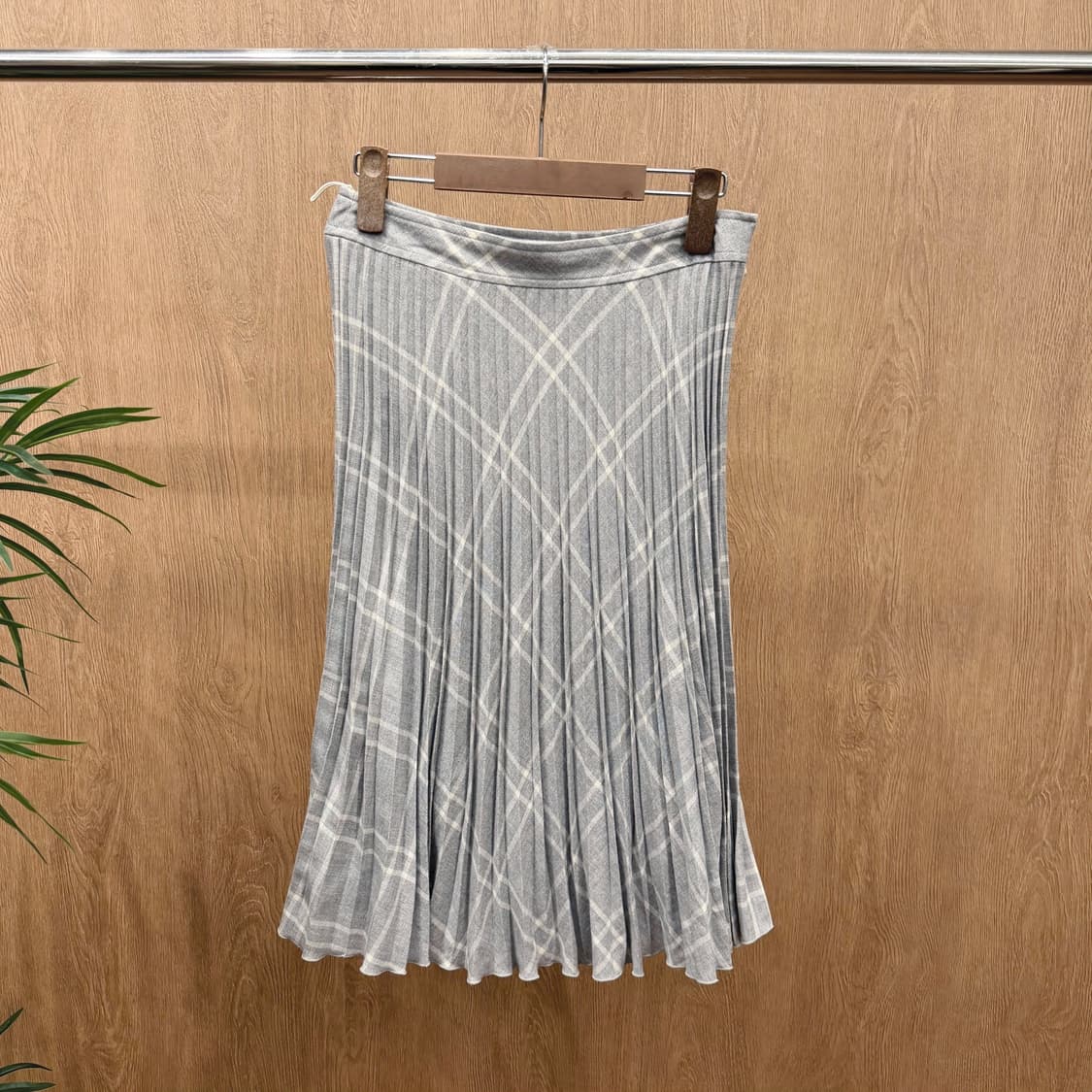 꾸레쥬 롱 플리츠 스커트 체크 패턴 디테일 플레어핏 라이트 그레이 상품이미지1