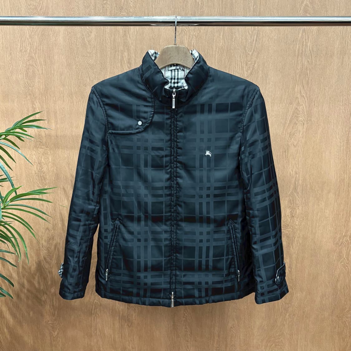 버버리 블랙 라벨 하이넥 패딩 점퍼 톤온톤 체크 패턴 스트랩 디테일 블랙 상품이미지1
