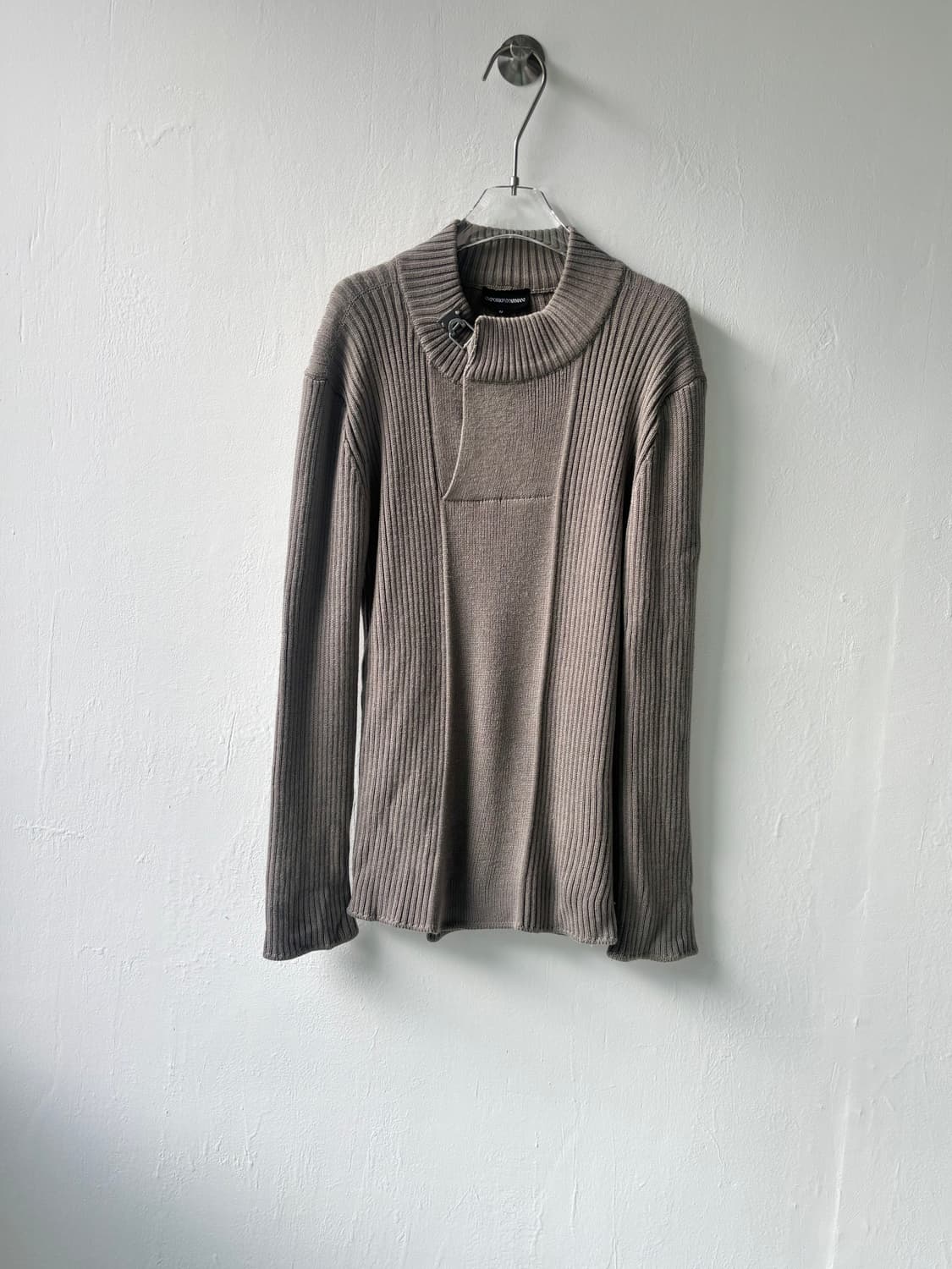 엠포리오 아르마니 후크 넥 스웨터 상품이미지2