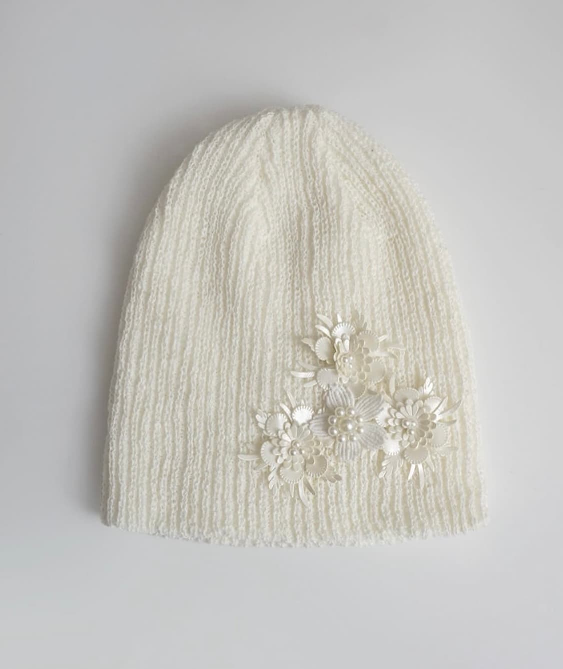 생긴스튜디오 24 봄 컬렉션 꽃 장식 아이보리 니트 비니 상품이미지1